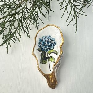 •3/$25• NWT Decorated Blue Hydrangea 3.5” Oyster Shell